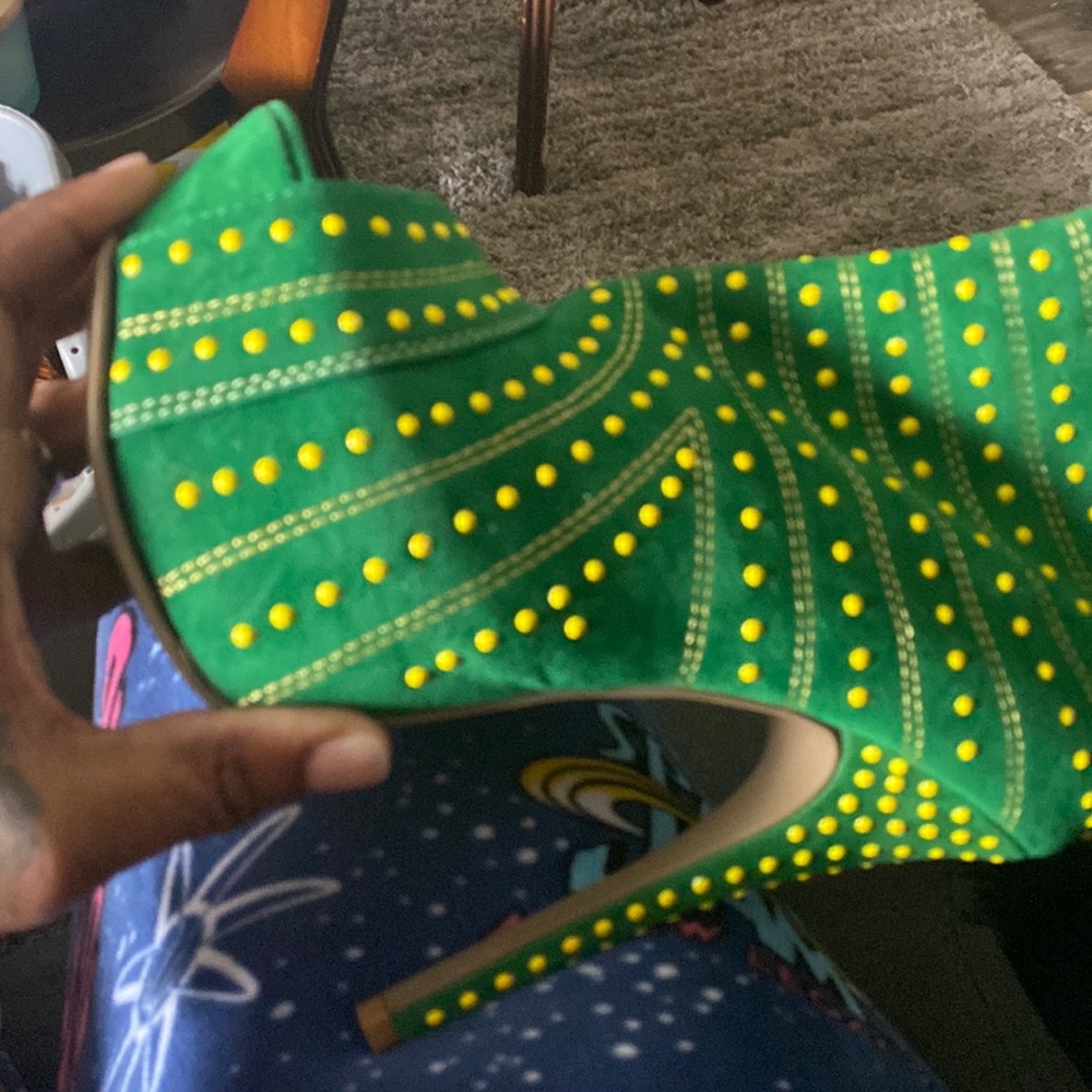 Never worn size 10 green and yellow dots